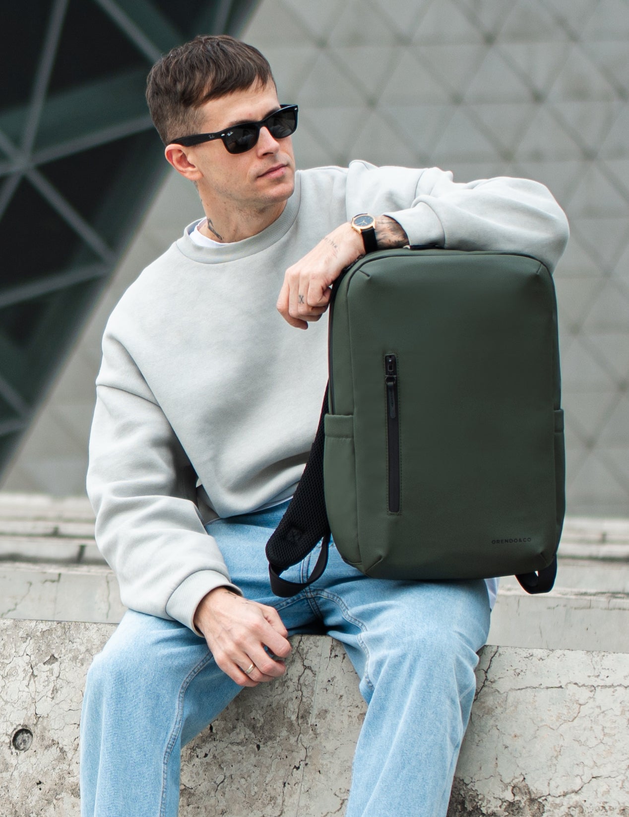 Orendo&Co Everyday Backpack green model sit stubble&Co 